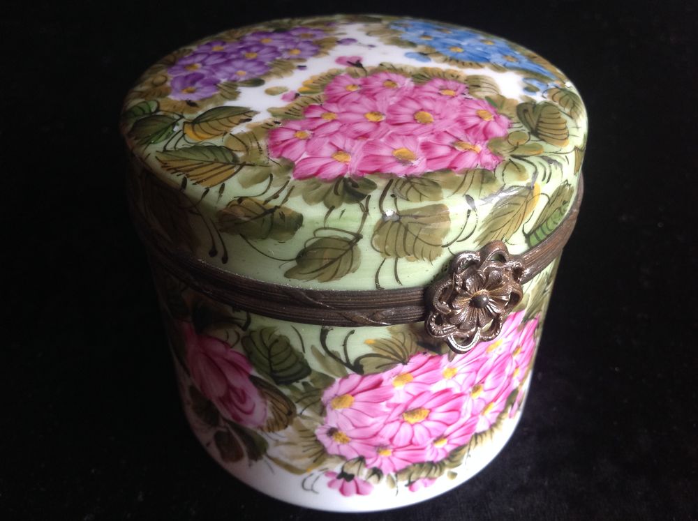 COFFRET EN PORCELAINE DE LIMOGES PEINT MAIN SIGN�E Envoi 
125 Tr�gunc (29)