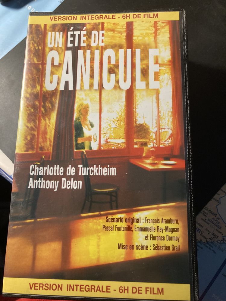 Coffret 2 VHS de la s�rie t�l�vis�e  UN ETE DE CANICULE  6 Les �glisottes-et-Chalaures (33)