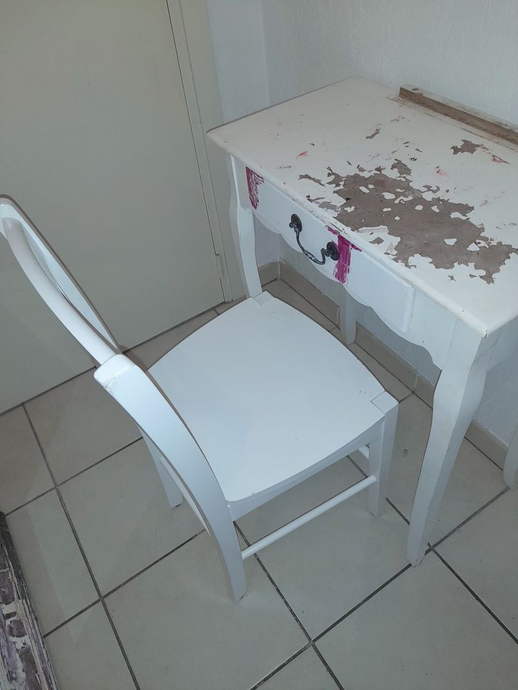 Coiffeuse avec chaise blanche. 
50 Castelginest (31)