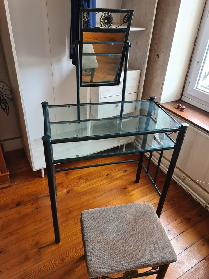 coiffeuse � maquillage 69 Roman�che-Thorins (71)