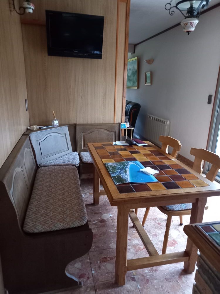 Coin repas banquette + table et chaises 250 Meudon (92)