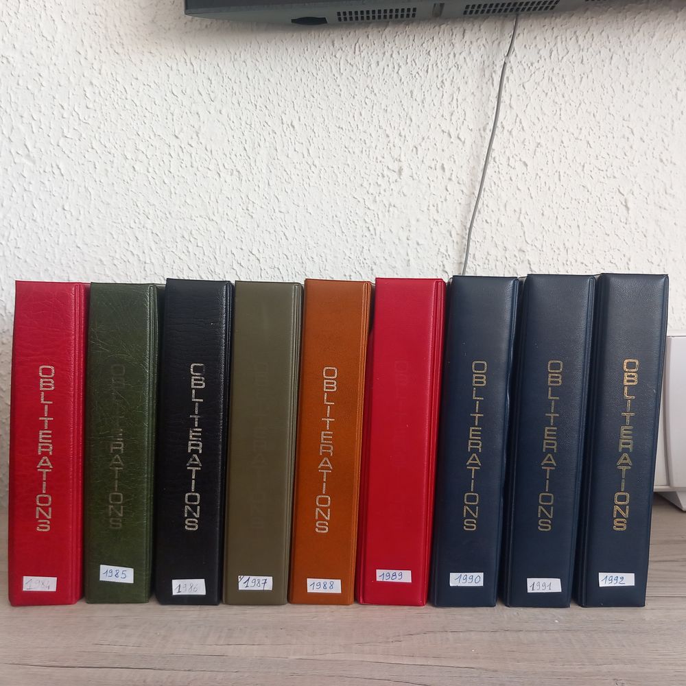 Collection de 9 albums feuillet cef sur soie. 500 Nimes (30)