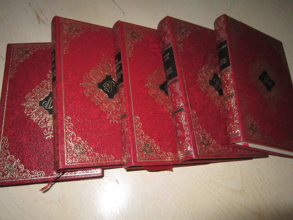 Collection de cinq (5) livres avec couverture or et rouge
20 Brignais (69)