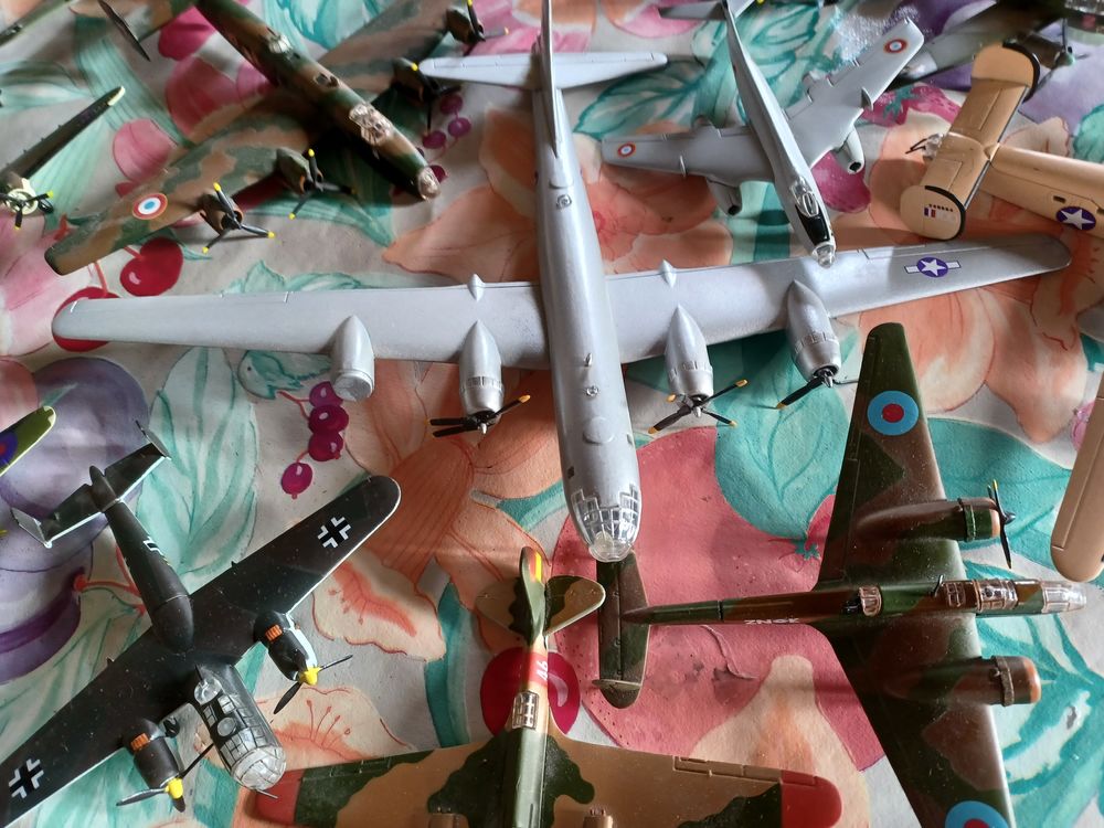 collection de livres sur l'aviation et des maquettes d'avion 200 Montbrehain (02)