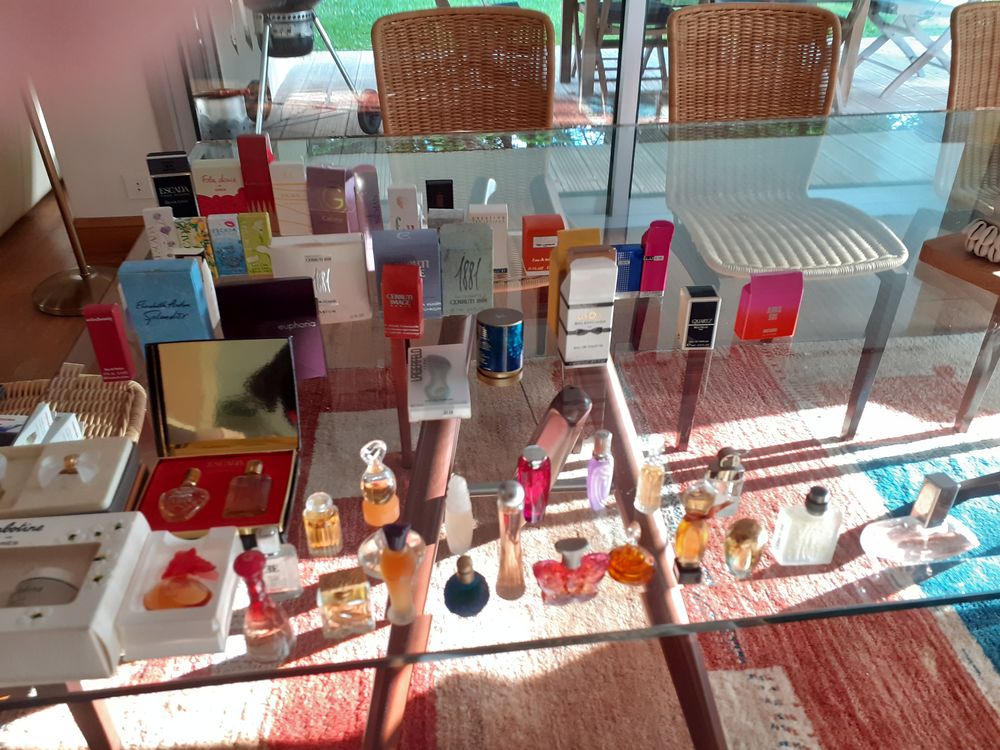 Collection miniatures  
avec boites et parfums 110 Pont-l'Abb� (29)