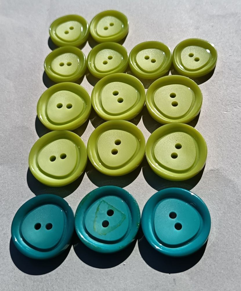 Collection  Oc�an    15 Boutons Triangles & Stri�s    N�62 12 Thonon-les-Bains (74)