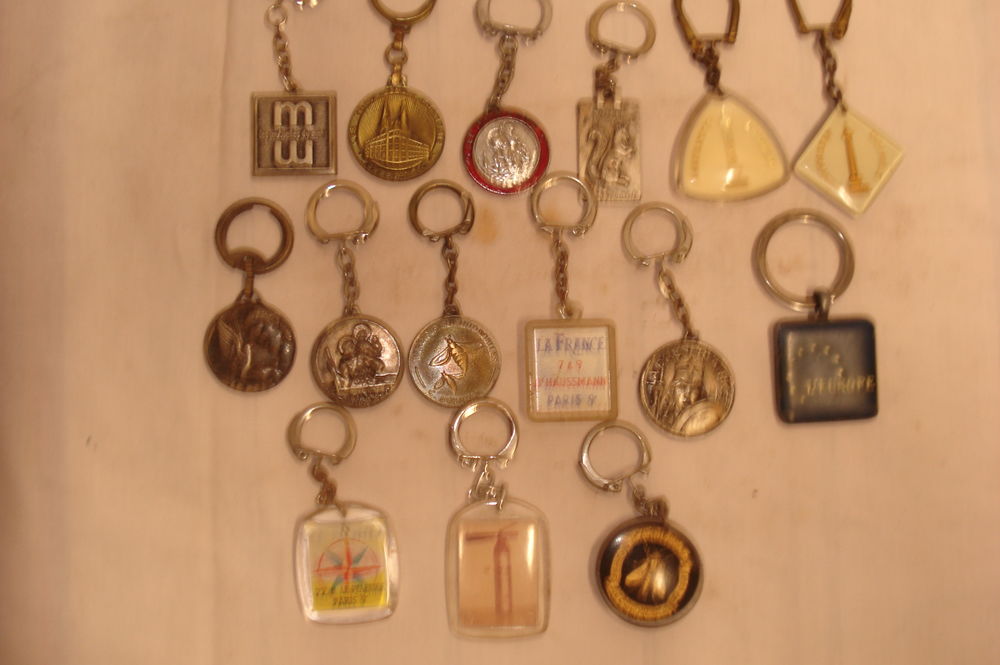 - Collection de  porte-cl�s anciens. 90 B�ziers (34)