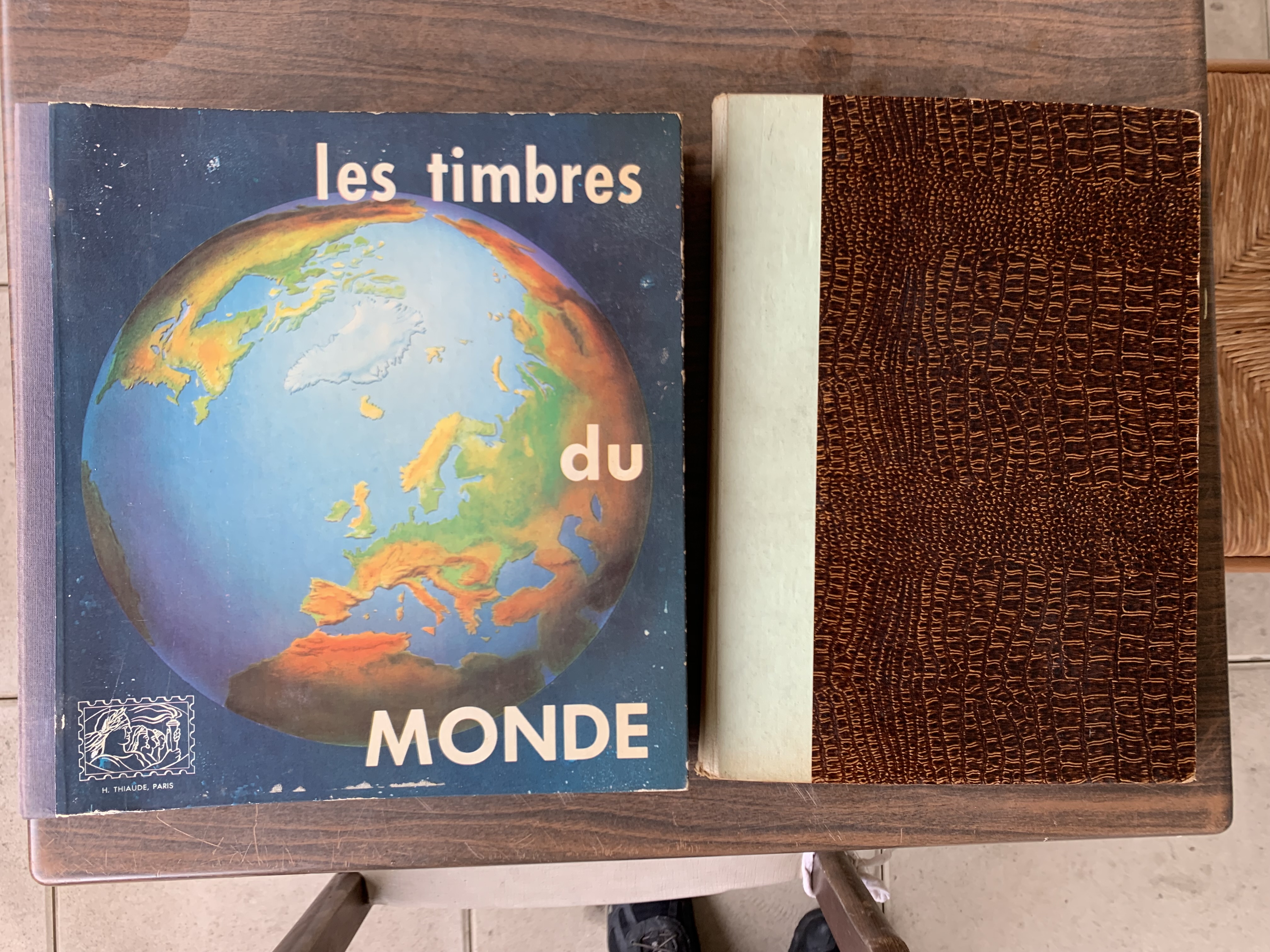 Collection de timbres autour du monde 50 Guilherand-Granges (07)