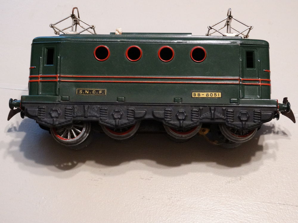 collection de timbres et petites voitures train �lectrique 
0 Vendat (03)