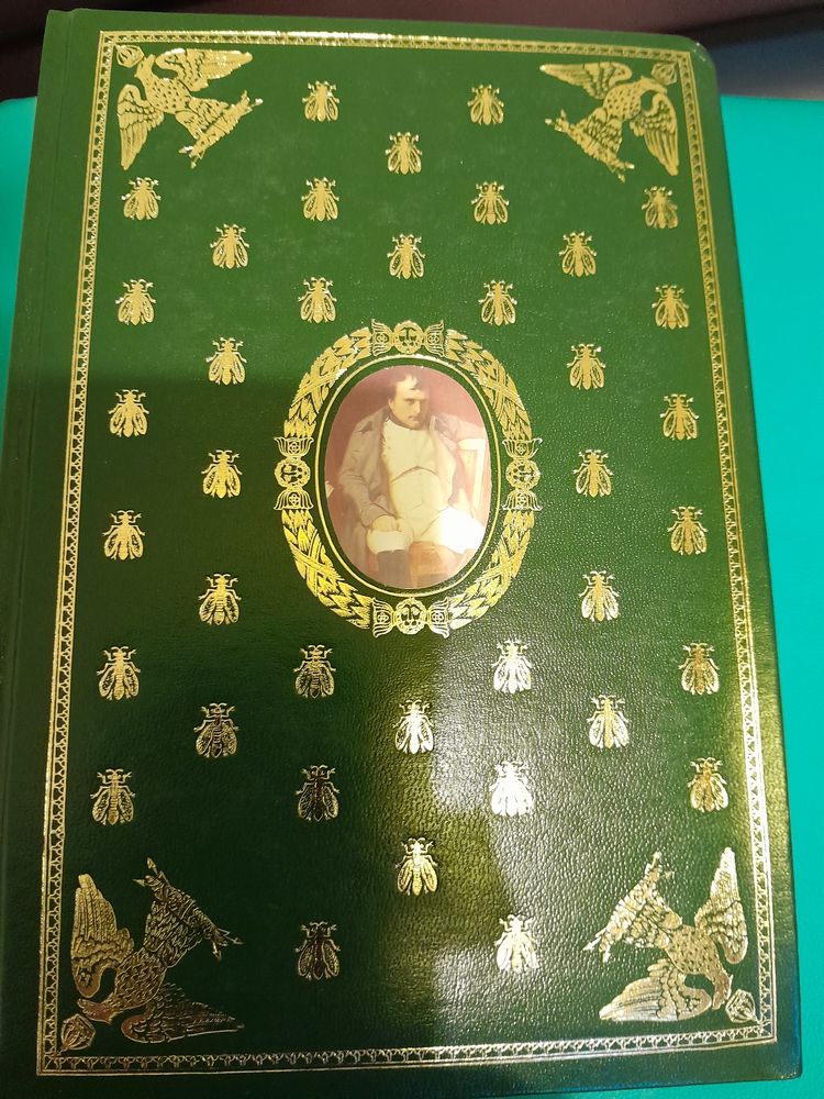 Une collection de 8 volumes de NAPOLEON par Max Gallo 100 Vienne (38)