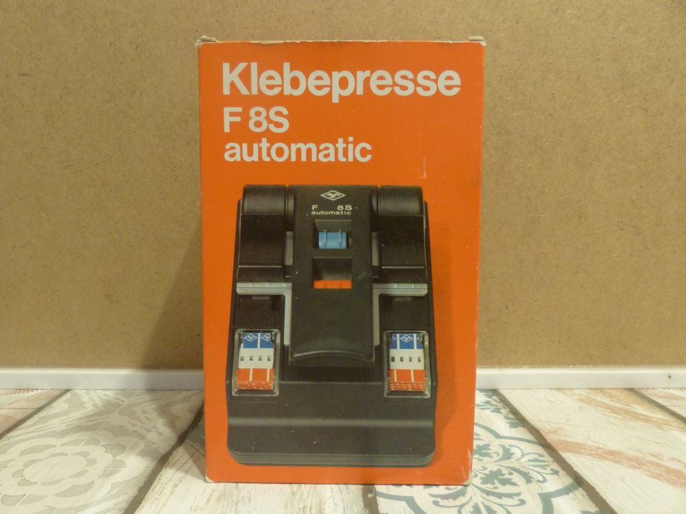 Une ancienne colleuse AGFA  Klebepresse F8S automatic  VINTAGE 