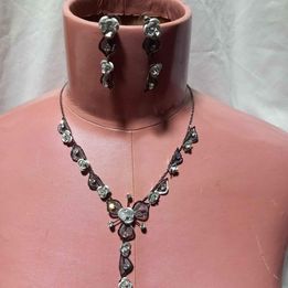 Collier avec boucles d'oreilles avec fleurs gris 3 La Fert�-sous-Jouarre (77)