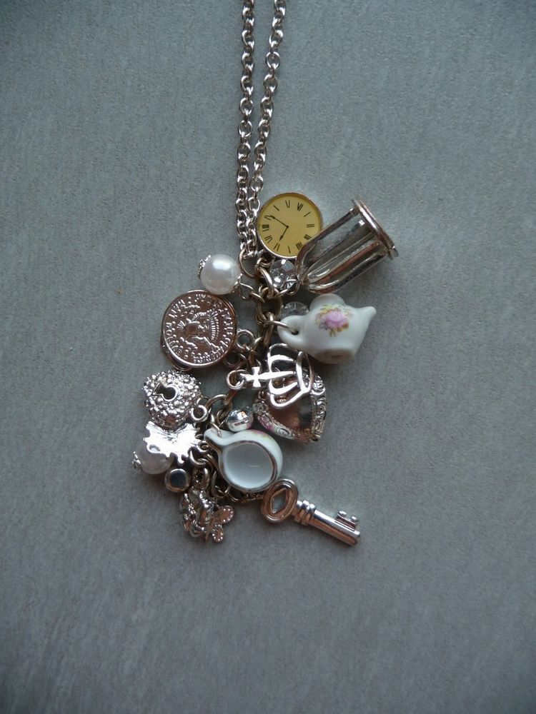 Collier avec 19 jolies breloques - Neuf 15 Celles-sur-Belle (79)