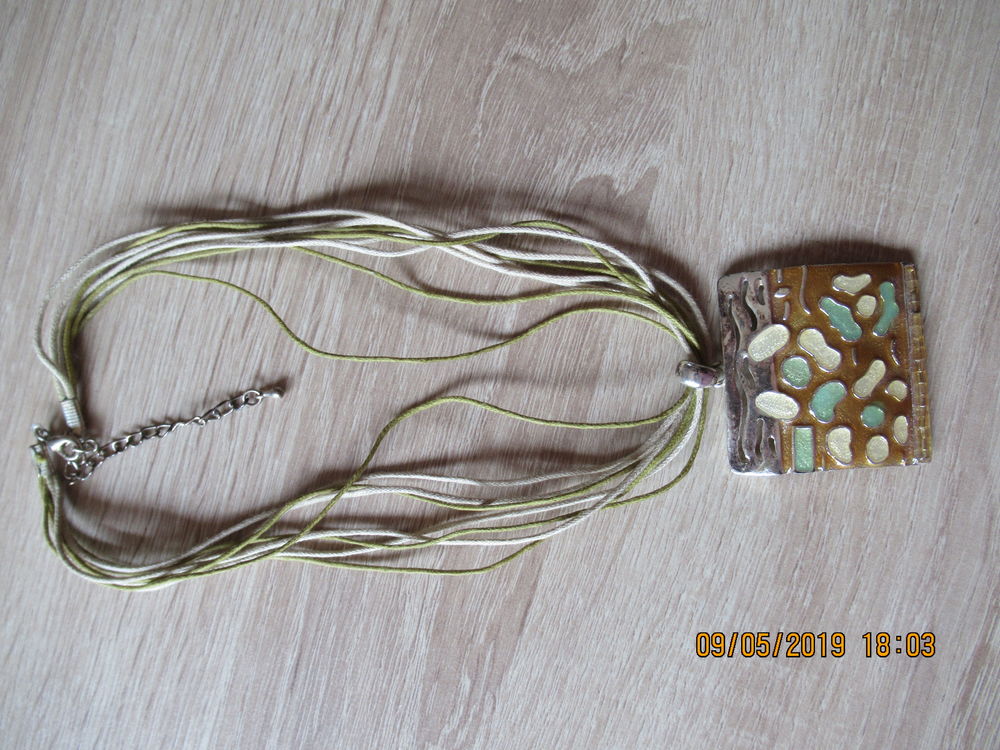 Collier avec pendentif carr� 0 Aubi�re (63)