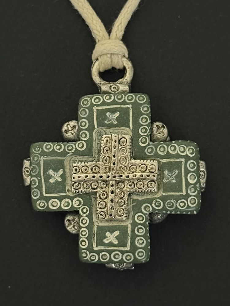 Collier avec pendentif croix celtique rouge sur cordon beige 5 Curzon (85)