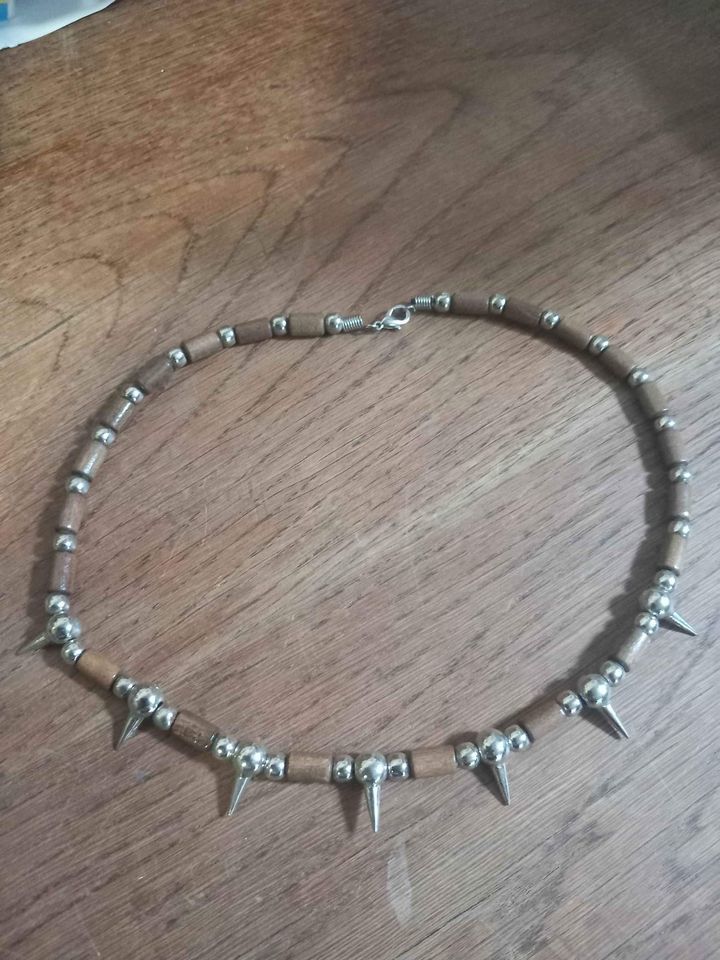 Collier avec piques marron et argent� 1 La Fert�-sous-Jouarre (77)