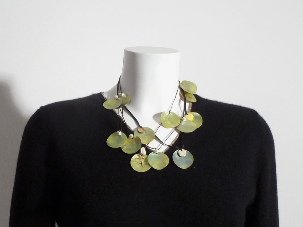 Collier avec Ronds en Coquillage Vert et Beige- Neuf 12 Paris 15 (75)