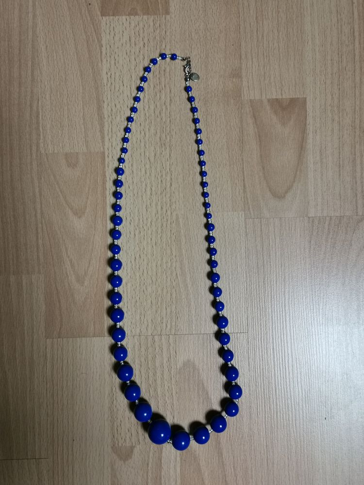 Collier bleu sans marque, jamais port�. 8 Villemomble (93)