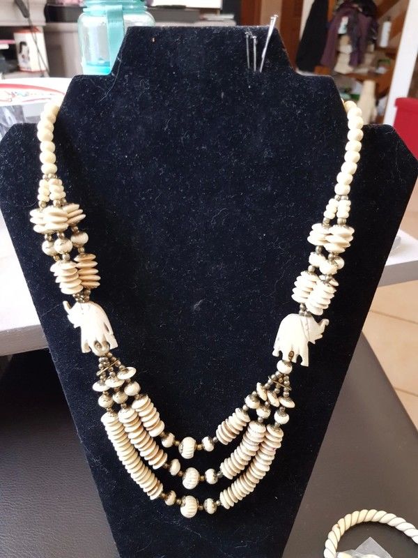 Collier cr�me et dor�e 3 brins tr�s bon etat perles en forme 5 Viriat (01)