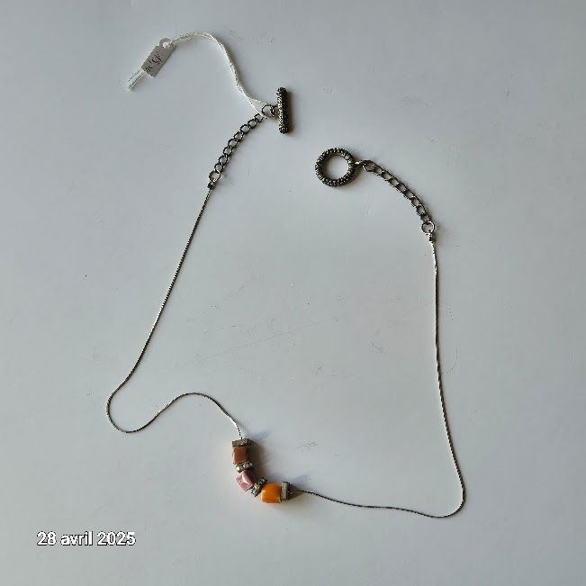 Collier discret et fin avec 3 c�ramiques et des strass venan 10 Saumur (49)