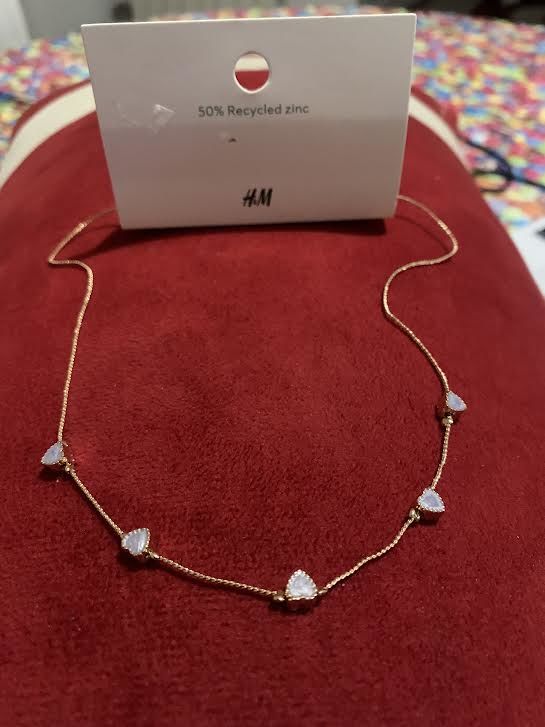 Collier fin dor� HM avec des petits c?urs et discret.
7.99 N�mes (30)