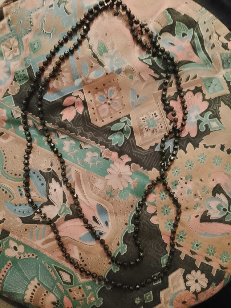 collier double en perles de plastique noires enfants. 4 Carqueiranne (83)