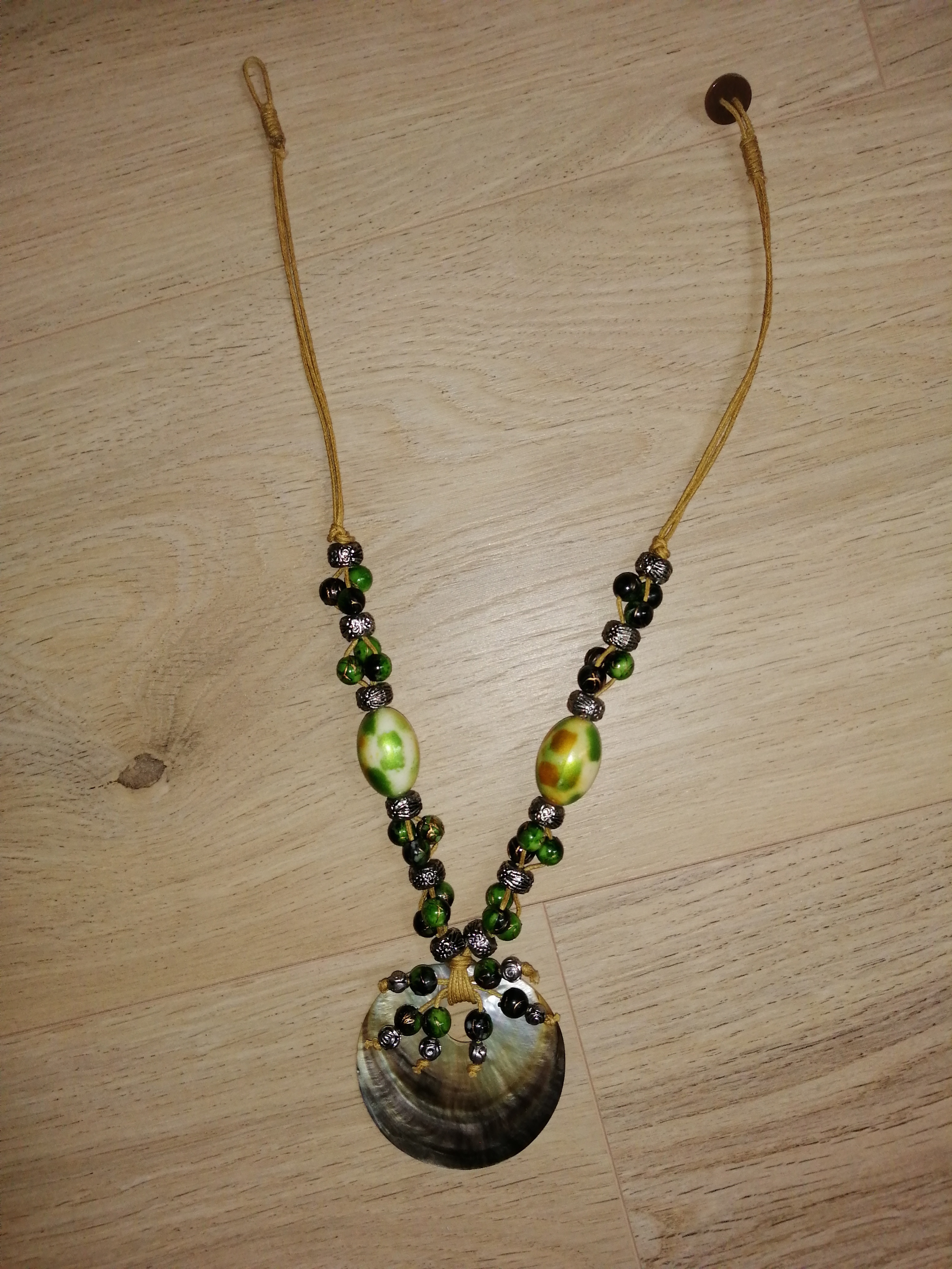 Collier fantaisie avec coquillage en nacre 15 L'Isle-Jourdain (32)