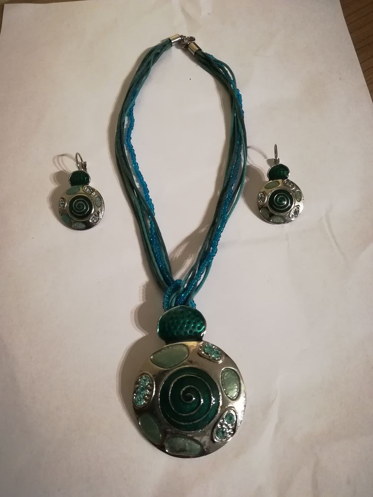 COLLIER FANTAISIE bleu/vert en corde avec pendentif /boucles 0 Mouvaux (59)