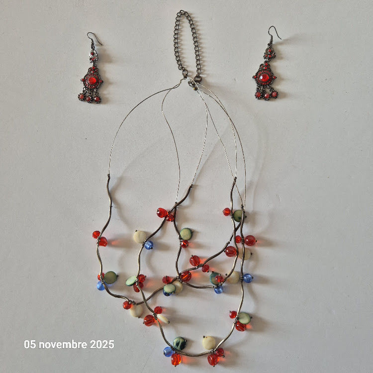 Collier fantaisie en perles de verre et argent et 2 boucles 18 Saumur (49)