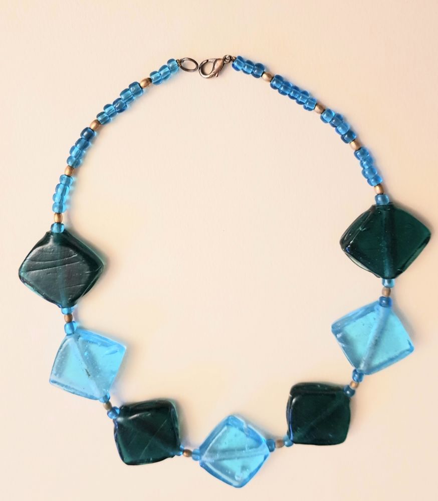 COLLIER FANTAISIE en r�sine 13 Antibes (06)