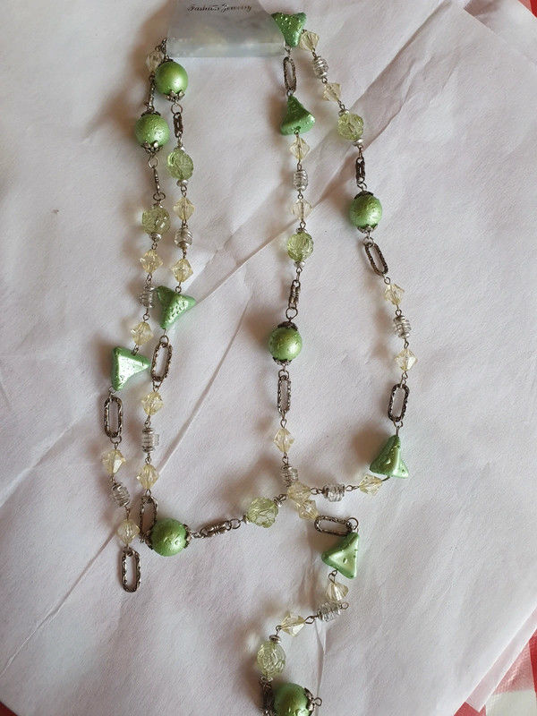 Collier fantaisie vert et gris 
2 Aubvillers (80)