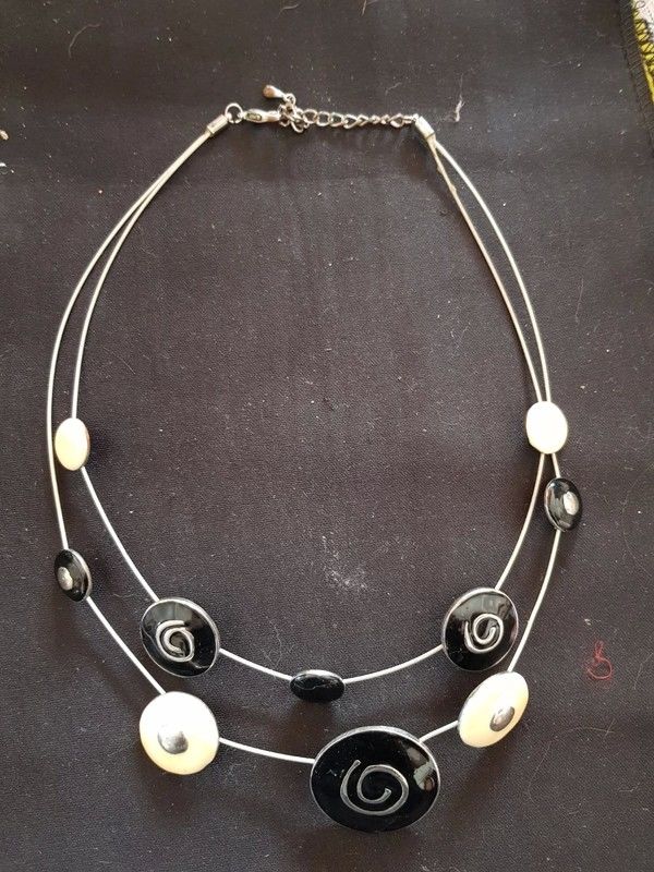 Collier fils d acier noir et blanc tres bon etat 50 cm 4 e 4 Viriat (01)