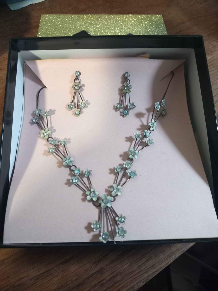 Collier fleurs avec boucles d'oreilles assorti 3 La Fert�-sous-Jouarre (77)