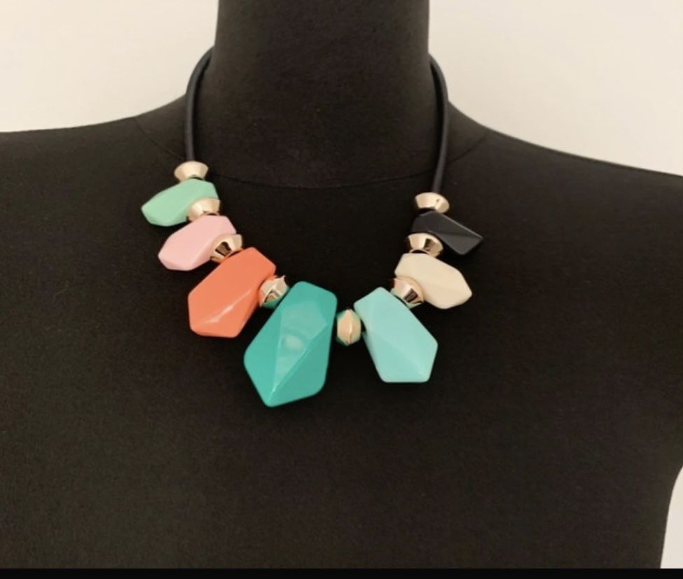 Collier G�om�trique color� 7 Livry-Gargan (93)