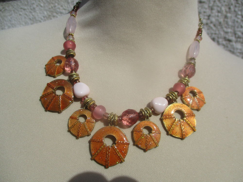 Collier Ikita Perles Fantaisies/Pendentifs �mail paillet�... 5 La Fert�-Alais (91)