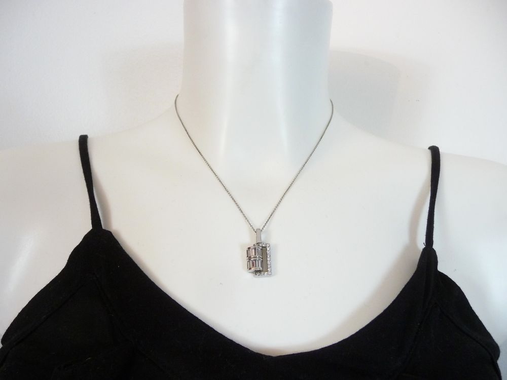 Collier en M�tal Argent� avec son Pendentif � Strass- Neuf 15 Paris 15 (75)