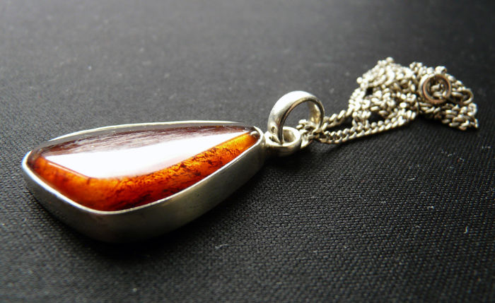 Collier M�tal Argent� Pendentif serti d'une Ambre Naturelle 55 Gravelines (59)