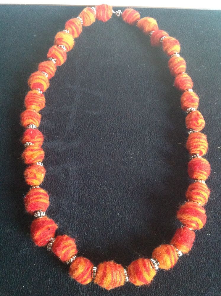 COLLIER M�TAL & BOULES FEUTRE LAINE ROUGE ORANGE Envoi Possi 2 Tr�gunc (29)