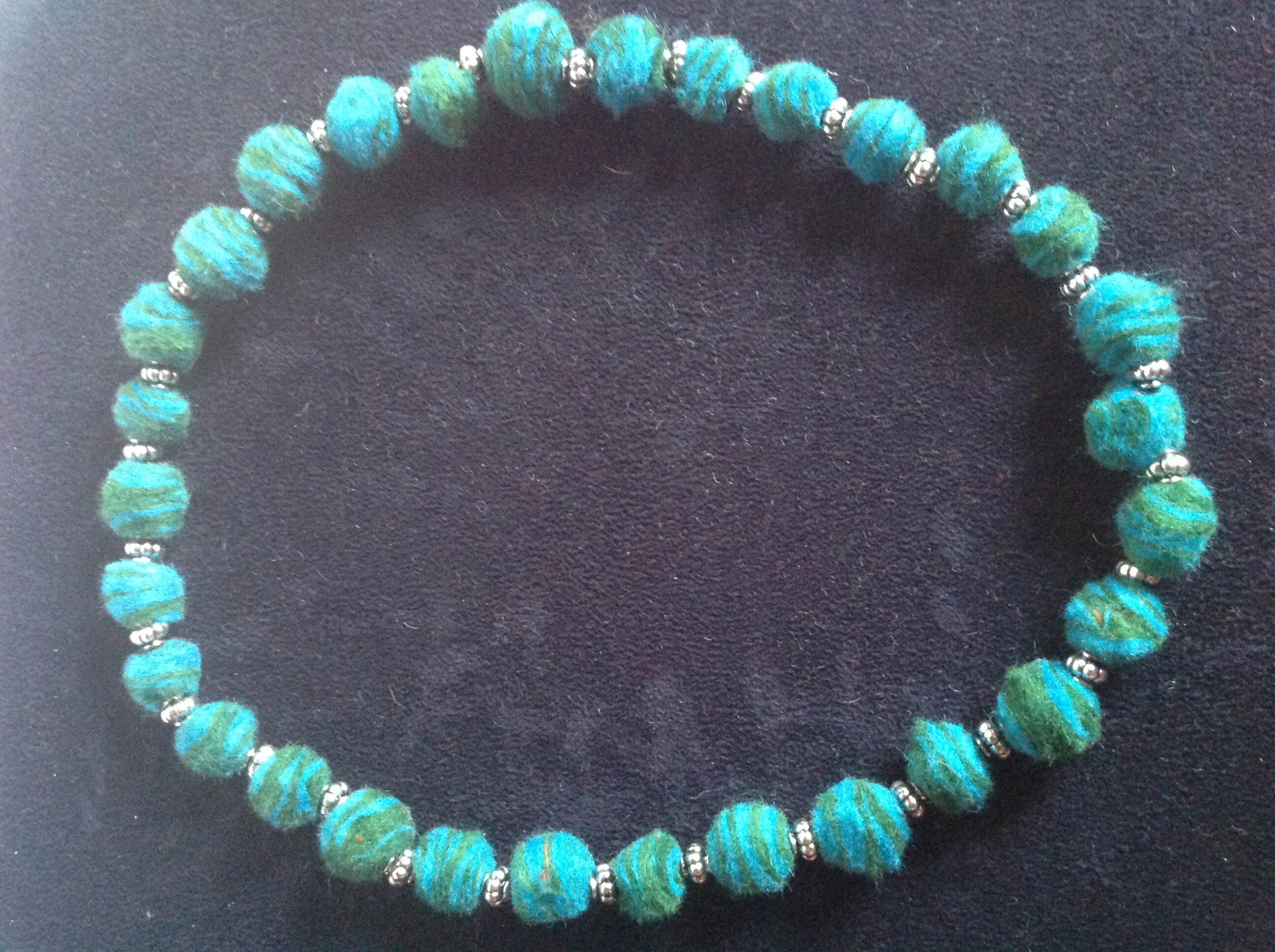 COLLIER M�TAL & BOULES FEUTRE LAiNE VERT ET BLEU Envoi Possi 2 Tr�gunc (29)