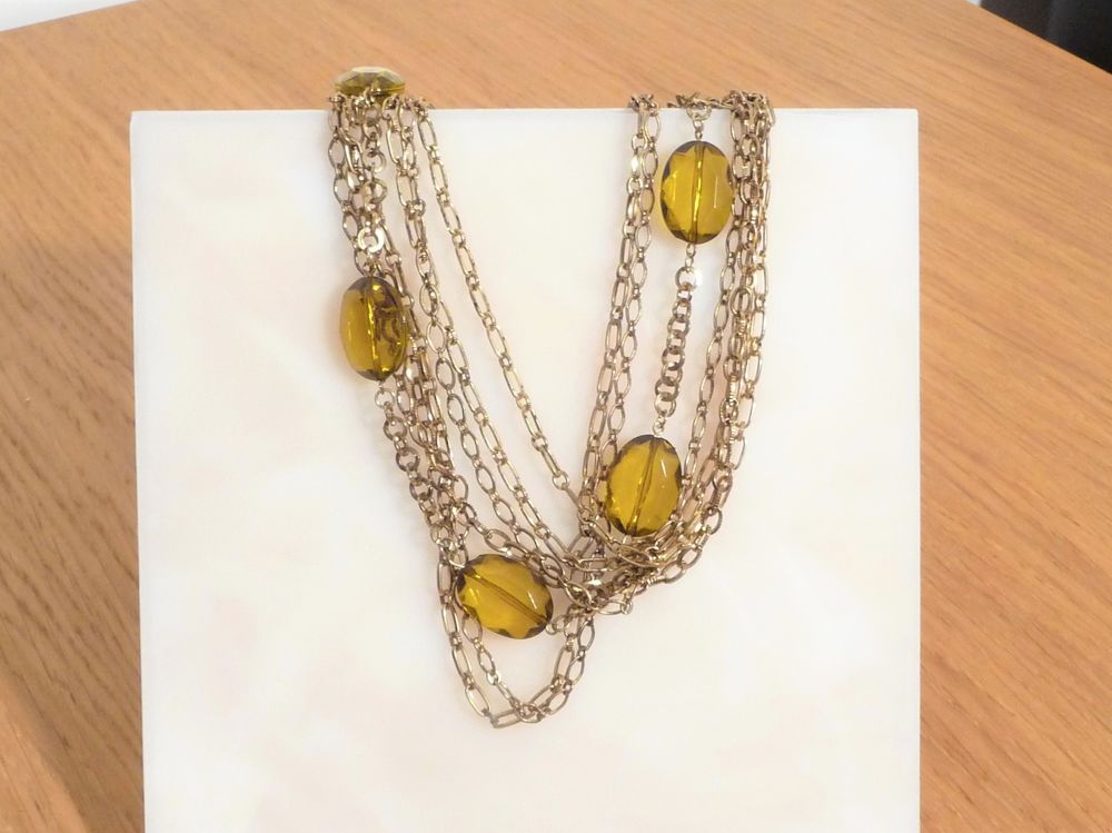 Collier en M�tal Dor� avec 5 Perles en Plastique Jaune 15 Paris 15 (75)