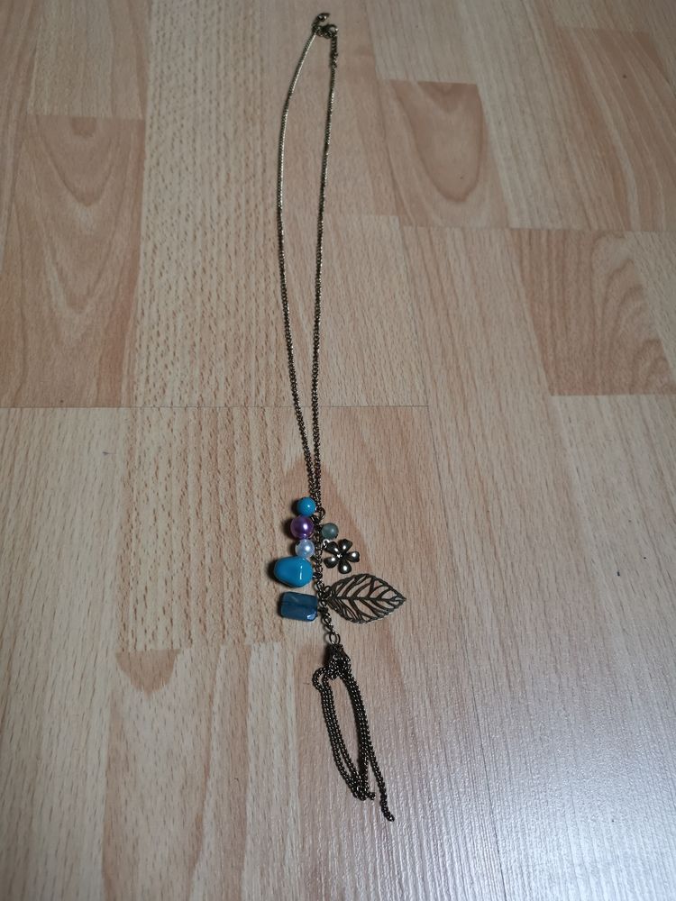 Collier multicolore sans marque, jamais port�. 5 Villemomble (93)