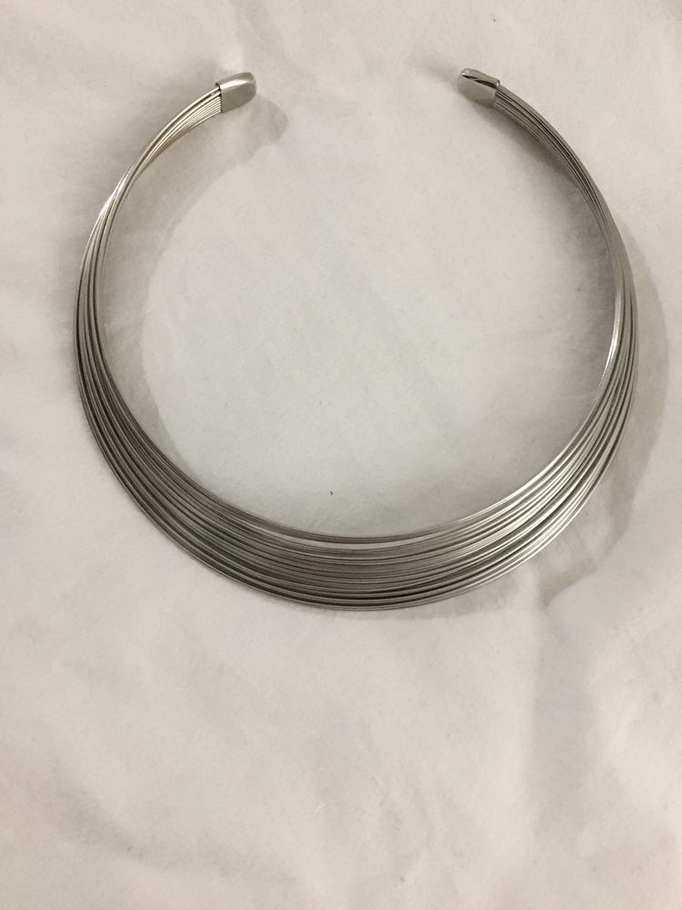 collier ras de cou rigide collier ras de cou rigide