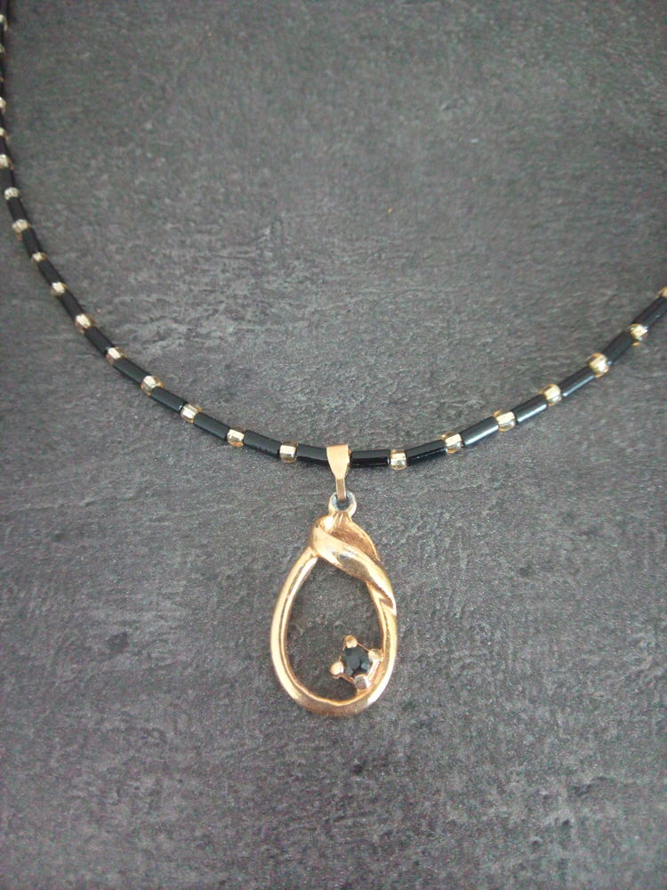 Collier noir/dore avec pendentif 15 Montenois (25)