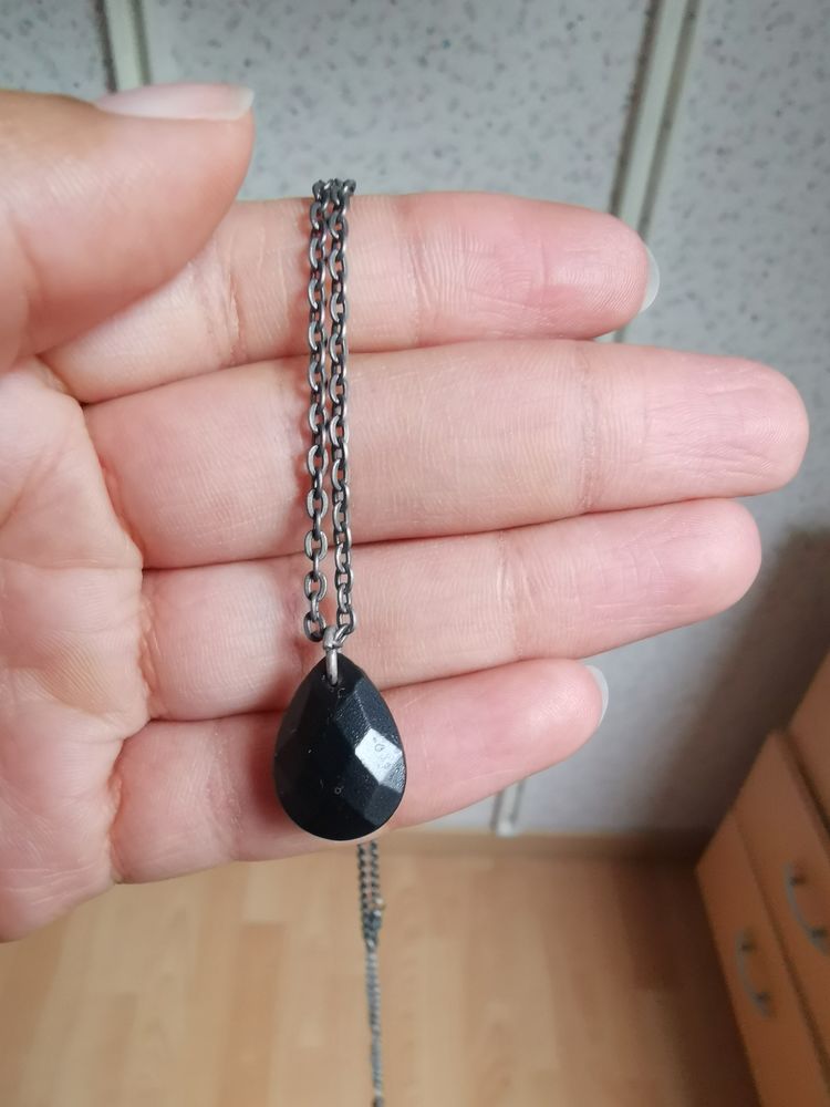 Collier noir sans marque, jamais port�. 5 Villemomble (93)