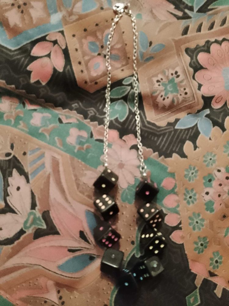 collier d�s noirs et m�tal argent� enfants. 4 Carqueiranne (83)