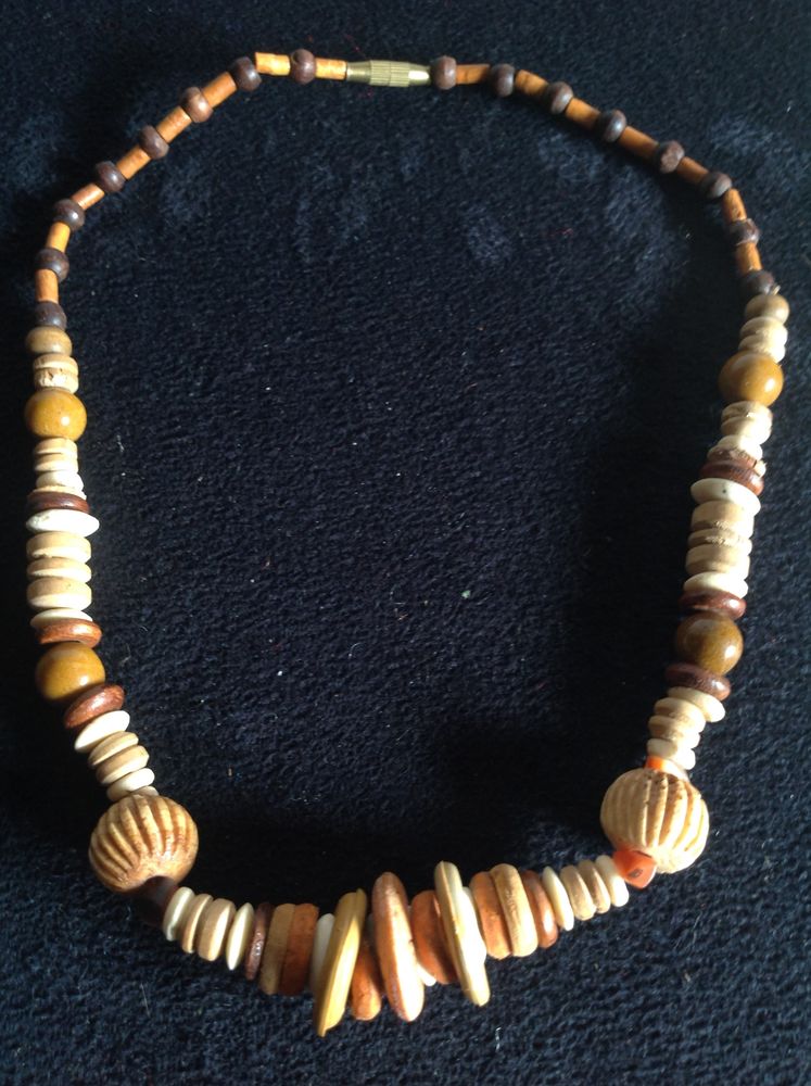 COLLIER ORIGINAL EN BOIS DIFF�RENTES COULEURS & FORMES Envoi 8 Tr�gunc (29)