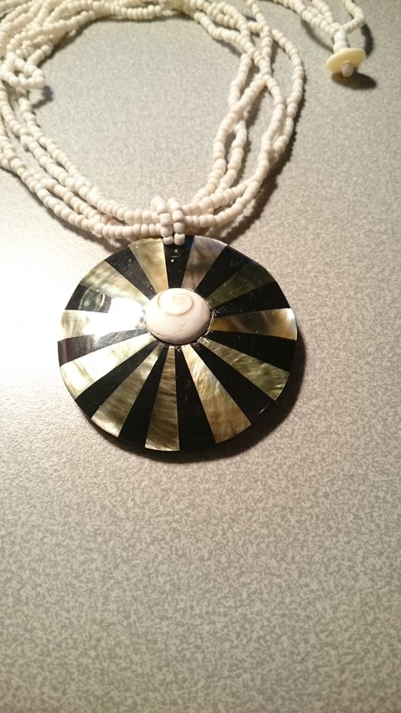 Collier original perles avec pendentif oeil de Sainte Lucie  10 Aramon (30)