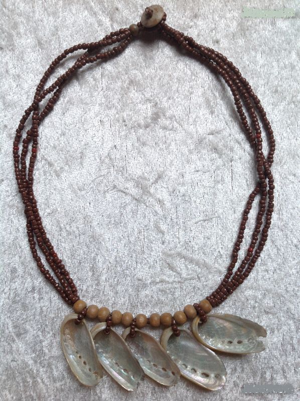 COLLIER ORIGINAL 3 RANG�ES DE PERLES et 5 ORMEAUX Envoi Poss 5 Tr�gunc (29)