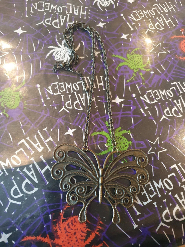 Collier papillon noir-dore 4 Aubvillers (80)