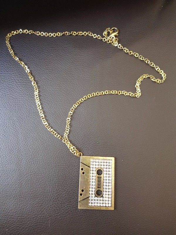 Collier pendentif cassette doré longueur totale 77 cm penden 4 Viriat (01)